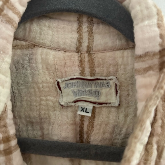 Johnny was buttoned up - Picture 2 of 3